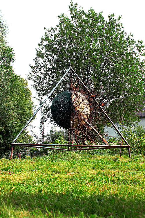 The sculptor Artem Medvedev. Contemporary sculpture. A prism. Kaliningrad, Russia. 2012, 200 x 220 x 180 cm, chamotte welded metal