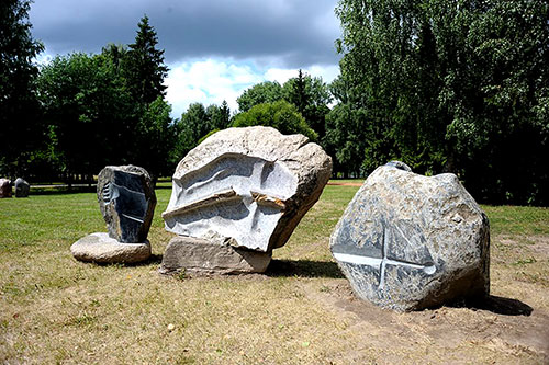 The sculptor Artem Medvedev. Contemporary sculpture. The memory of the land. Hrodna, Belarus. Three-quarter view. 2014, 200 x 450 x 100 cm, granite
