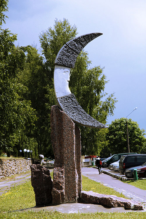 The sculptor Artem Medvedev. Contemporary sculpture. The Moon. Lahoysk, Belarus. Left view. 2008, 300 x 1500 x 120 cm, granite