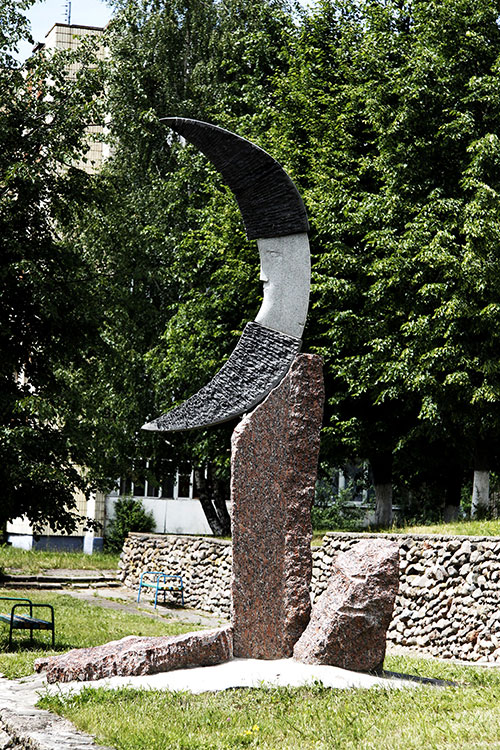 The sculptor Artem Medvedev. Contemporary sculpture. The Moon. Lahoysk, Belarus. Right view. 2008, 300 x 1500 x 120 cm, granite